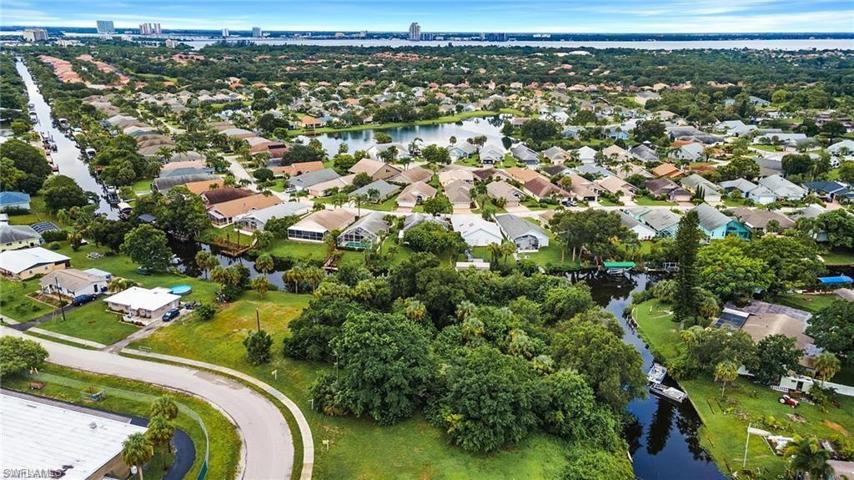 941  Iris  DR, NORTH FORT MYERS, FL 33903