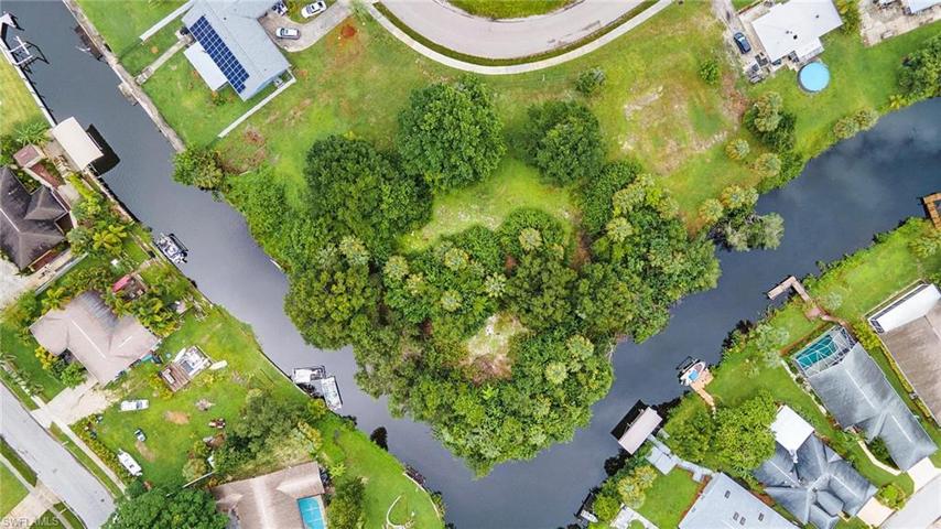 941  Iris  DR, NORTH FORT MYERS, FL 33903