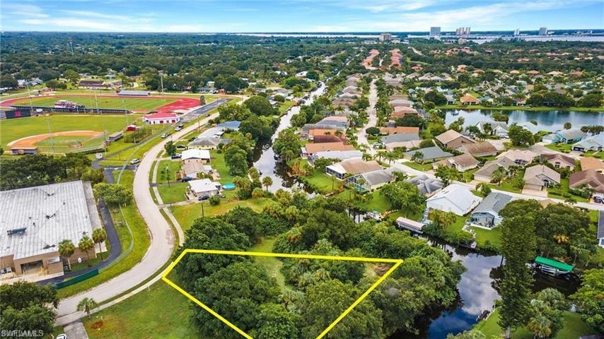 941  Iris  DR, NORTH FORT MYERS, FL 33903
