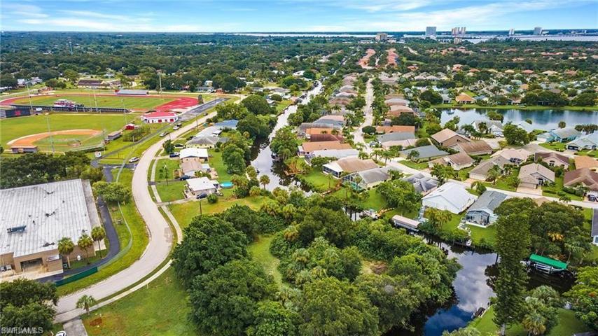 941  Iris  DR, NORTH FORT MYERS, FL 33903