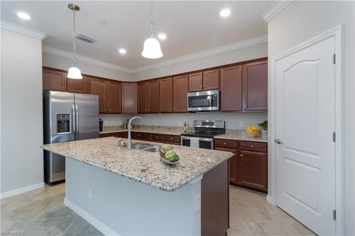 4272  Raffia Palm  CIR, Naples, FL 34119