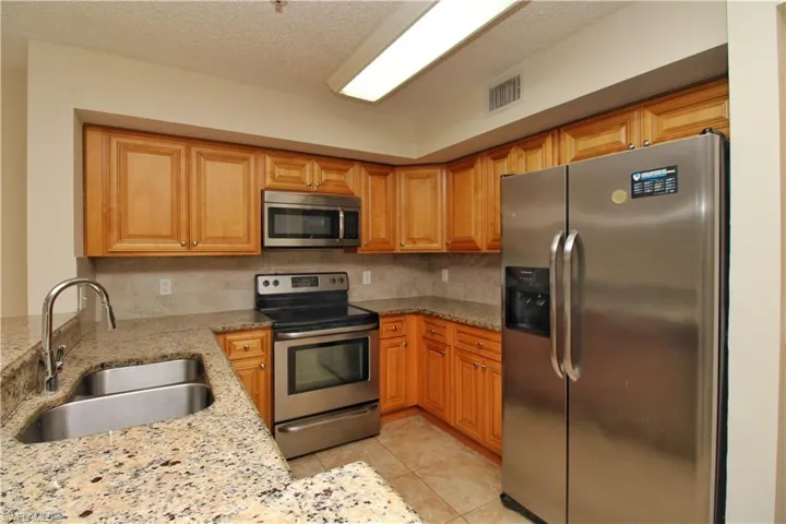 1160 Wildwood Lakes Blvd 208, Naples, Florida 34104