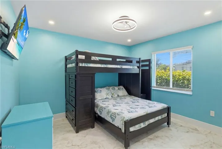 Second guest bedroom - spacious and fill of natural light!