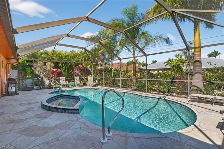 Luxurious pool and jacuzzi