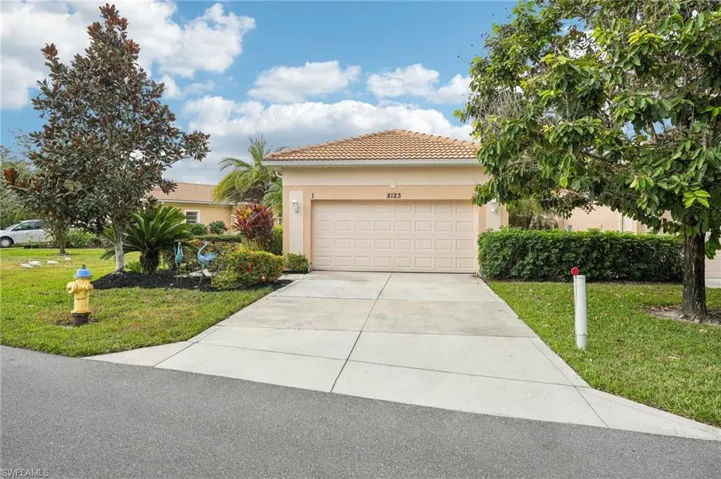 Mediterranean villa with Lake view and 2 car garage