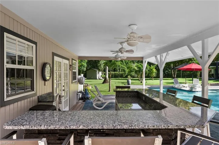 Outdoor bar and kitchen