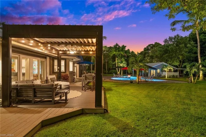 Pergola with retractable screens