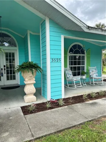Large florida style porch to watch nature go by!