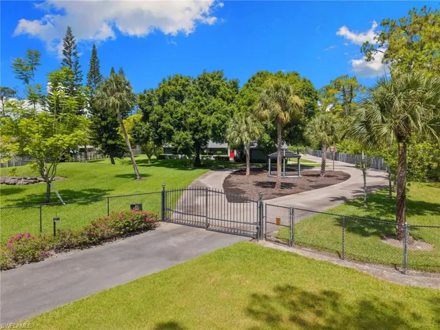 201 Perkins Dr, Naples, Florida 34119