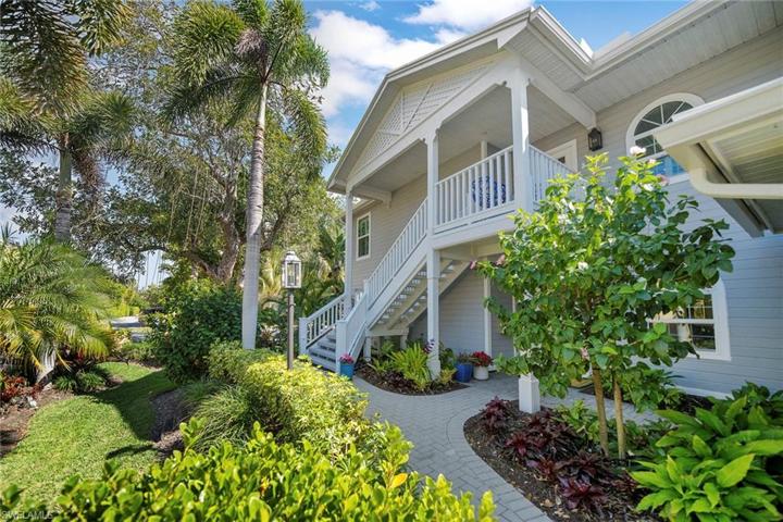 376  3rd S ST, Naples, FL 34102