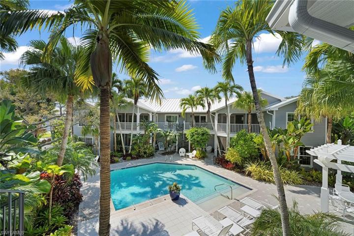 376  3rd S ST, Naples, FL 34102