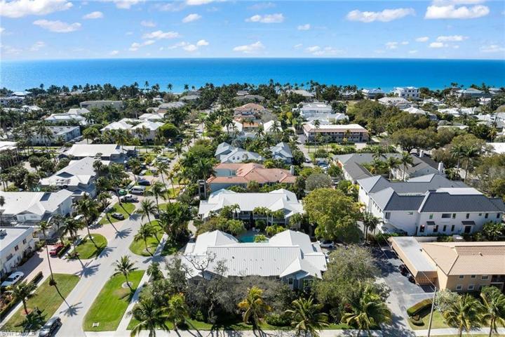 376  3rd S ST, Naples, FL 34102