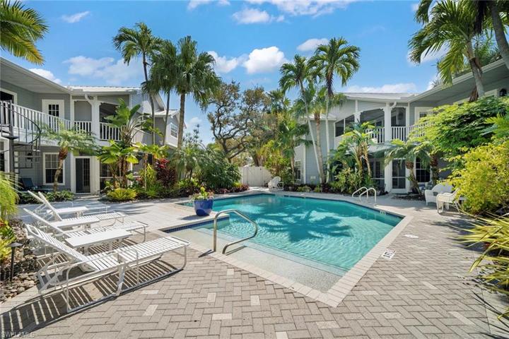 376  3rd S ST, Naples, FL 34102