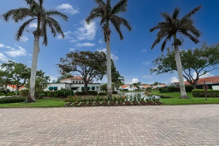 View of front facade featuring a front yard