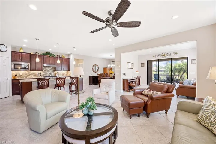Spacious living area, new lighting, turnkey furnished