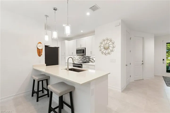 7328  Rockefeller  DR, Naples, FL 34119