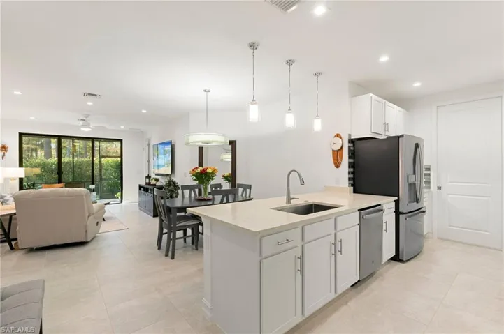 7328  Rockefeller  DR, Naples, FL 34119