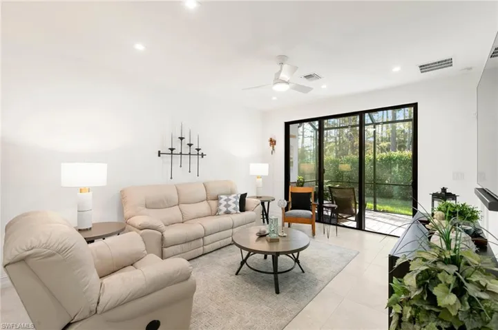 7328  Rockefeller  DR, Naples, FL 34119