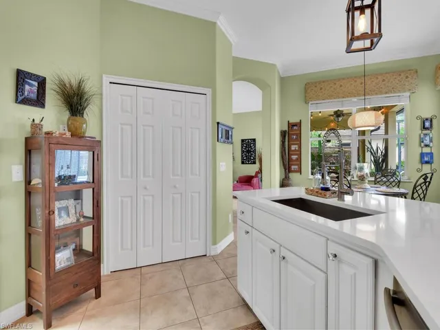 Kitchen w/ Pantry
