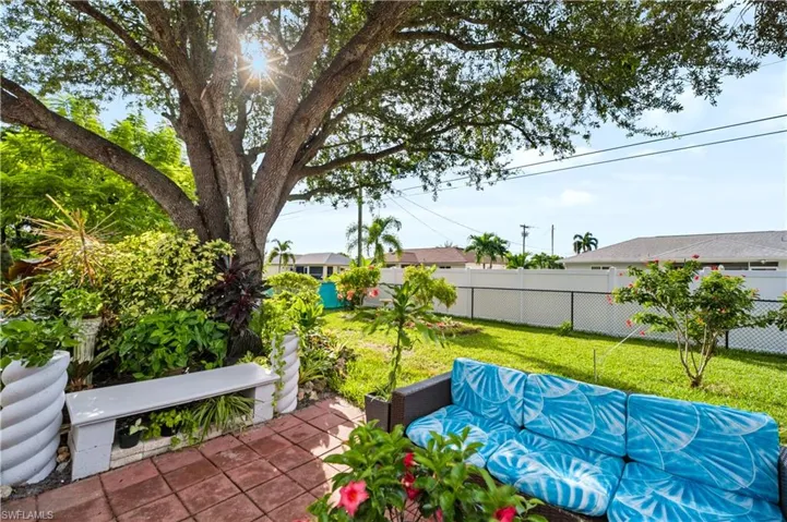 GARDENER'S DELIGHT & FENCED BACKYARD!