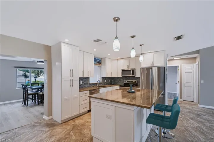 Nice island for sitting, socializing, preparing meals or use like a breakfast bar