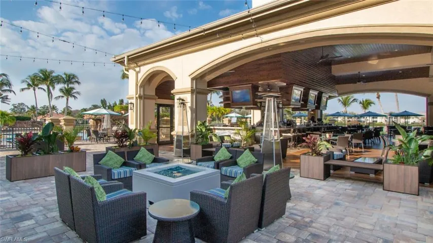 Members truly enjoy the indoor-outdoor aspects of the Sunset Grill and Pub, a very popular destination within the Legends.