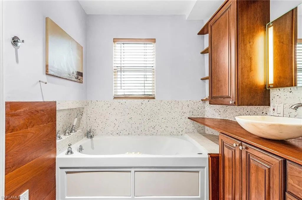 6447 Pine AVE, Sanibel, FL 33957,225062835