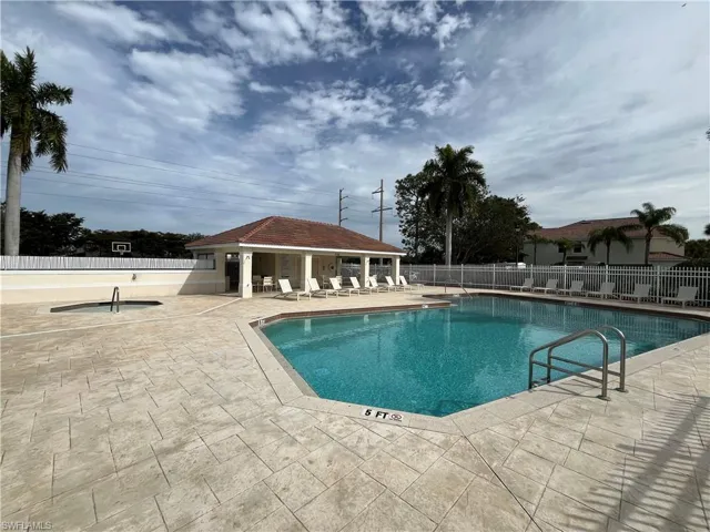 884 Hampton Cir 159, Naples, Florida 34105
