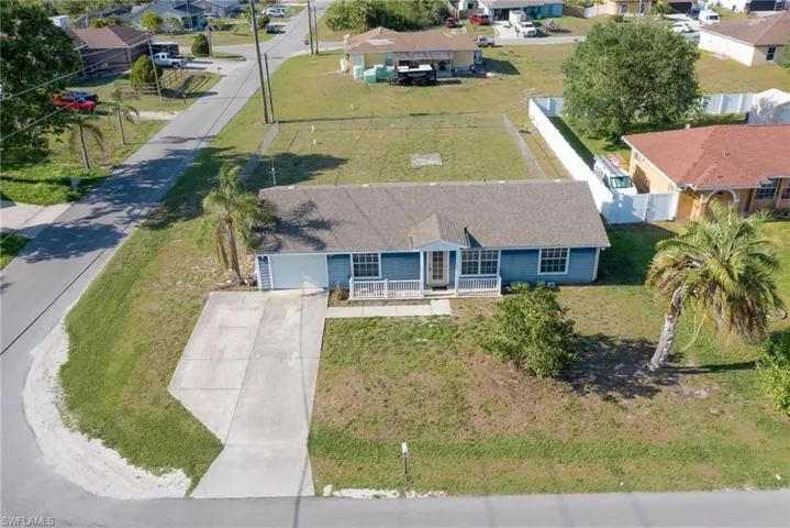Birds eye view of property featuring a residential view
