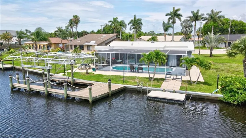 Walk-around dock with Boat Lift
