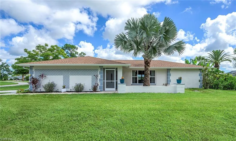 View of front of house featuring a front lawn