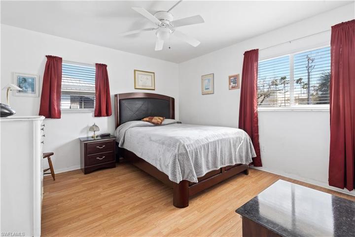 Large & Bright guest bedroom!
