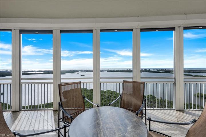 Sunsets, cocktails and morning coffee! A family barbecue? It's all possible right here on your spacious lanai!