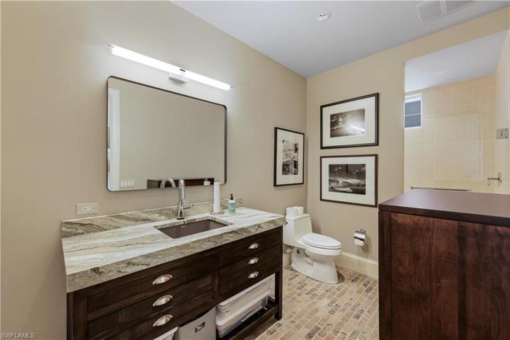 En suite guest bathroom.