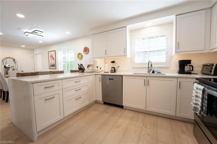 360 10th Ave S B100, Naples, Florida 34102