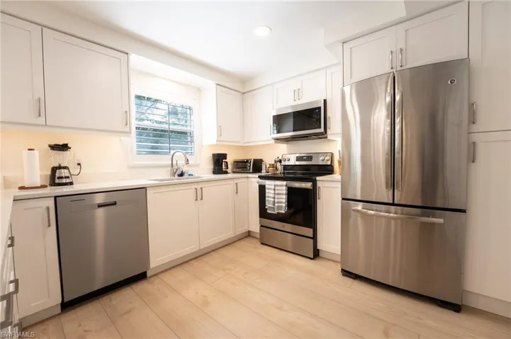 360 10th Ave S B100, Naples, Florida 34102
