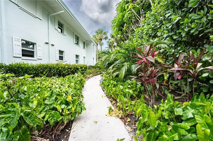 360 10th Ave S B100, Naples, Florida 34102