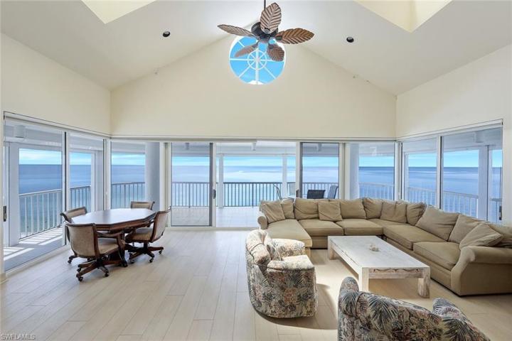 Light and Bright 18 FT Cathedral Ceilings