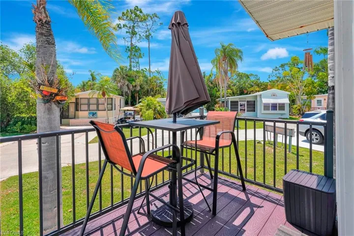 Composite deck with furniture 10702 Everglades Kite Cir