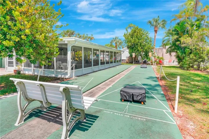 Everglades Kite Cir community center with shuffleboard and cornhole