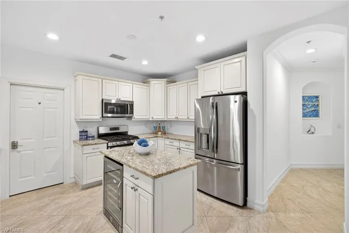 2850  TIBURON E BLVD, Naples, FL 34109