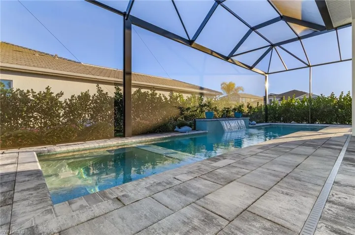 Large pool/ spa picture screen