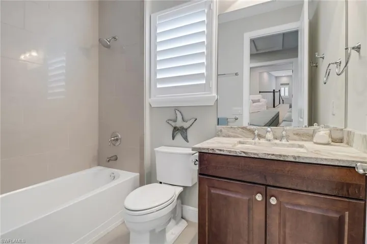 2nd floor full bathroom