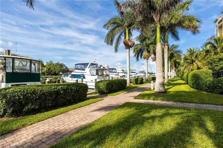 Marina walk to four waterfront restaurants