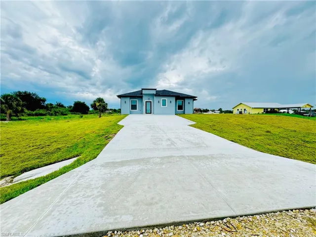 View of front of house with a front yard and driveway