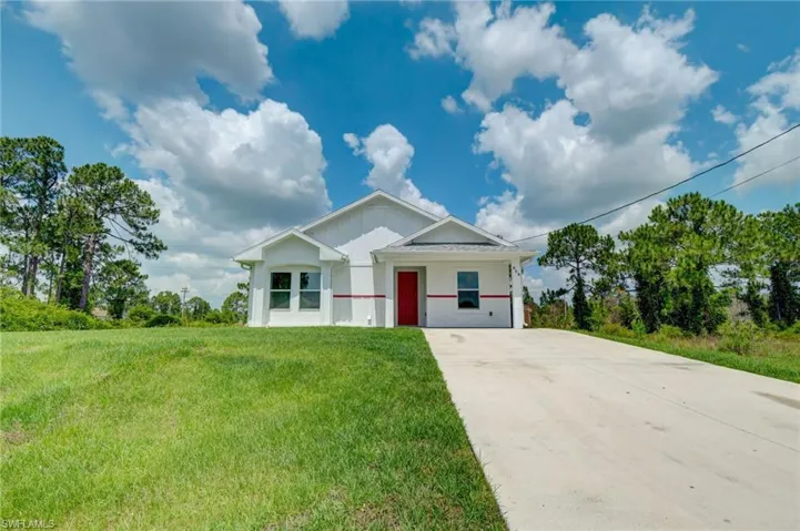 View of front of property featuring a front lawn