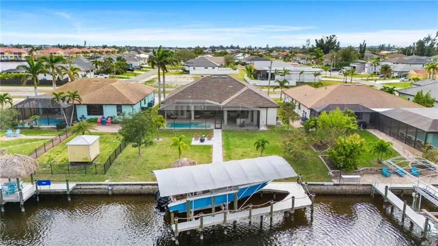 Large back yard and 24,000 lb boat lift!