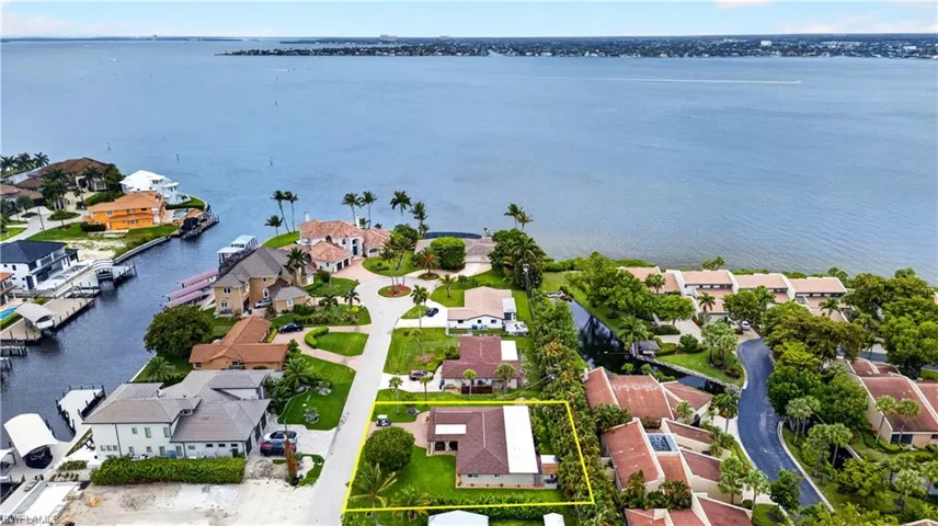 833 N Town And River Dr, Fort Myers, Florida 33919