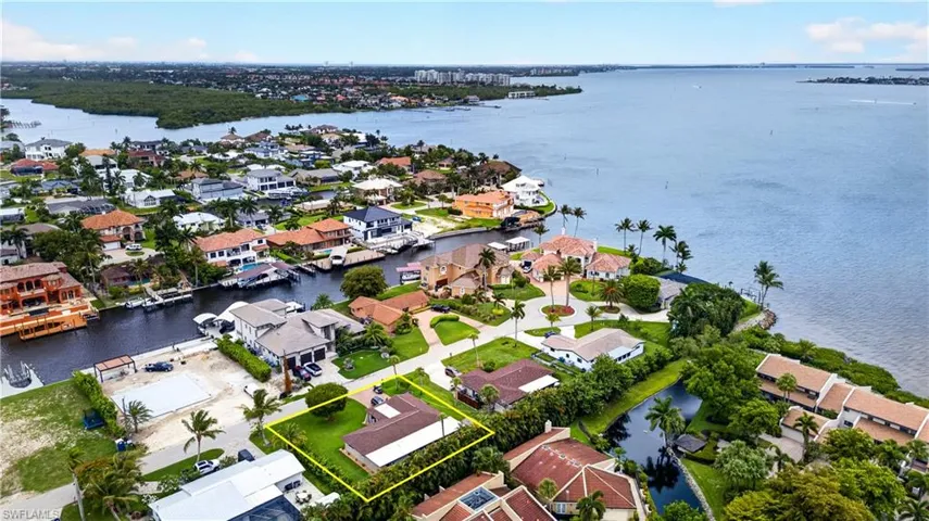 833 N Town And River Dr, Fort Myers, Florida 33919
