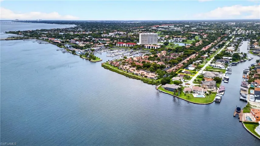 833 N Town And River Dr, Fort Myers, Florida 33919